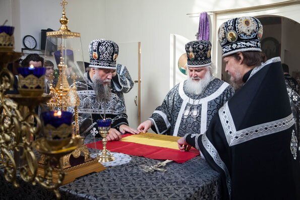 Высокопреосвященнейший Арсений, архиепископ Истринский, первый викарий Святейшего Патриарха по г. Москве, управляющий Центральным и Южным викариатствами города, архимандрит Дионисий (Шишигин), благочинный храмов Богоявленского округа, протоиерей Александр Абрамов, благочинный храмов Покровского округа