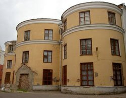 Апсиды храма до начала реставрации. Фото 2006 года.